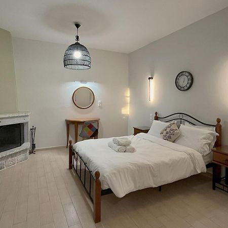Achelatis Traditional Guest Houses อาเรโอโปลิส ภายนอก รูปภาพ