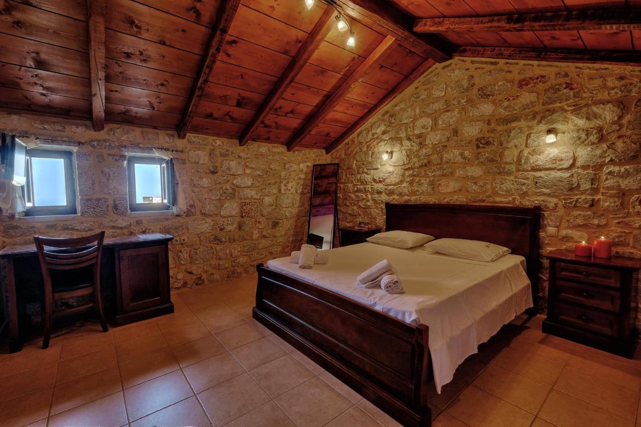 Achelatis Traditional Guest Houses อาเรโอโปลิส ภายนอก รูปภาพ