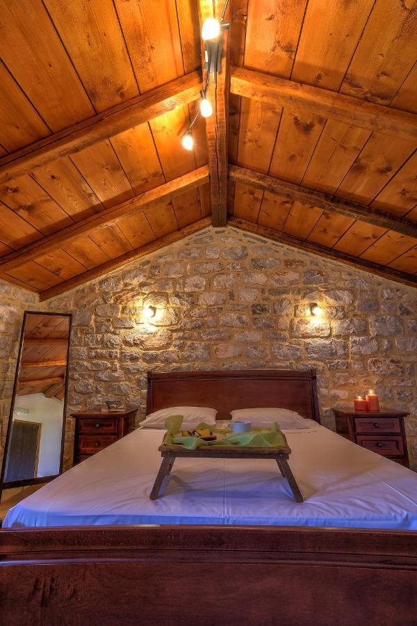 Achelatis Traditional Guest Houses อาเรโอโปลิส ภายนอก รูปภาพ