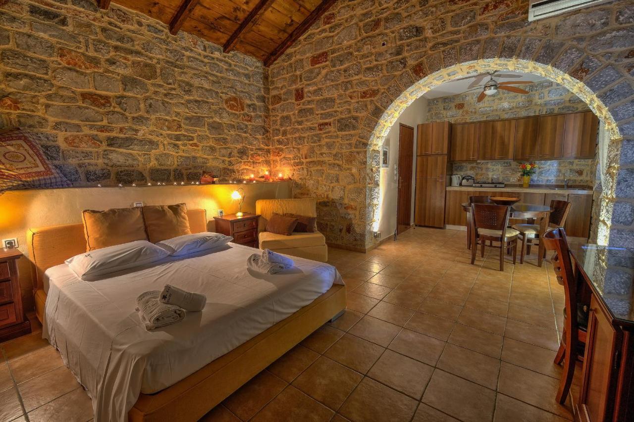 Achelatis Traditional Guest Houses อาเรโอโปลิส ภายนอก รูปภาพ