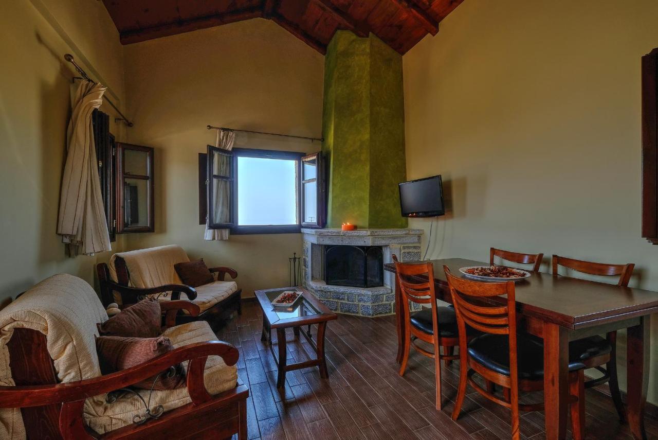 Achelatis Traditional Guest Houses อาเรโอโปลิส ภายนอก รูปภาพ